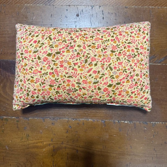 Tapestry pillow small “friends” heart house cozy - Picture 2 of 4